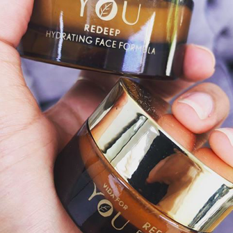 Give #thirstyskin a dose of moisture with this velvety cream. #hyaluronicacid and hydrolyzed #tomato skin extract help reduce signs of #ageing by restoring the protective function of the skin. This #veganskincare has enhanced anti-oxidant capacity reducing the damage of UV rays.