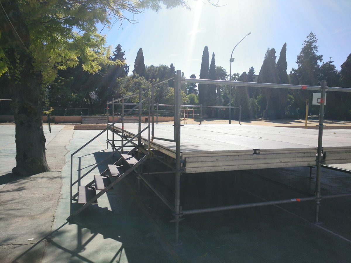 AMPAIRLANDESAS1's tweet photo. Ya tenemos el escenario listo para albergar nuestros concursos de disfraces o habilidades. ¡Qué poco queda! Os esperamos el próximo vienes 14 a partir de las 20:00 en el patio del colegio. #EresParteComparte #juntoshacemosuncolemejor #FindecursoIrlandesasAljarafe https://t.co/ZwdEjvK4N3