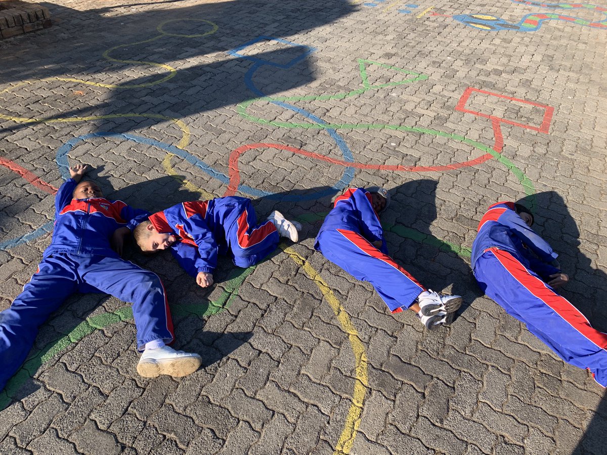 sam_barnett02's tweet photo. Building our spelling words with our bodies. #BodyOn #BoyFriendly #ActiveLearning @BenniesJP https://t.co/dEeD6FNObf