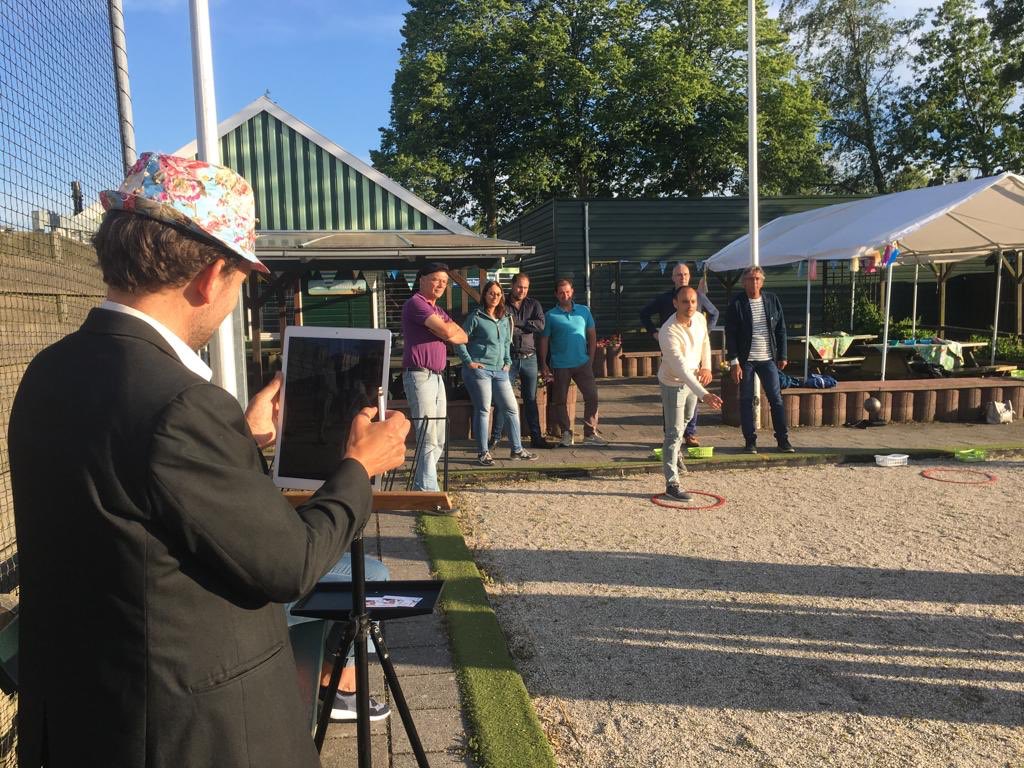 Wat een schitterende avond was het gister bij de Stetters! Fantatiek speelde iedereen het spelletje Jeu de Boules. Ondertussen werden we getekend door karikaturist, Radboud. En genoten we van een drankje en een hapje van Snackbar/Catering de Toren. Bedankt iedereen.