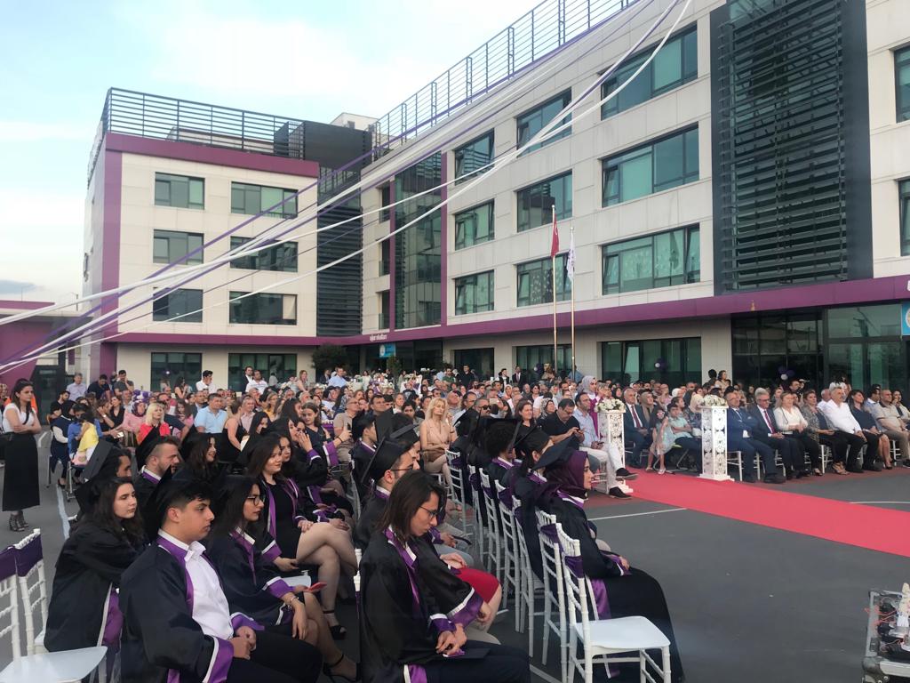 12. Sınıf öğrencilerimizi Geleceğe Uğurluyoruz 🎓
Mezuniyet Törenimize yoğun katılım sağlayan tüm misafirlerimize teşekkür ederiz🎉  #UğurluOlmak #UğurluMezunlar