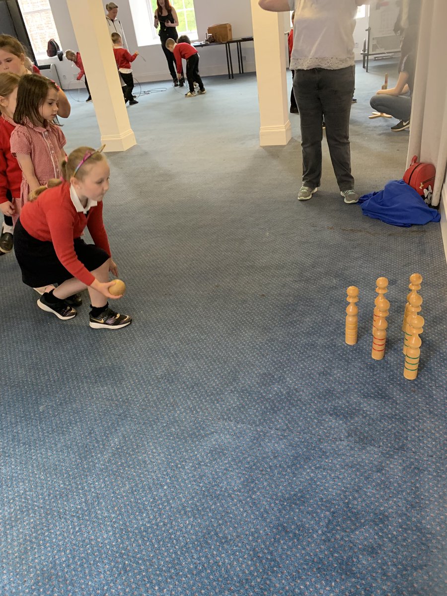 MissRhindP2's tweet photo. P2 had a fab day at @newlanarkwhs for their school trip! We loved the old toys and classroom. #VictorianTopic https://t.co/KZVTG65cYx