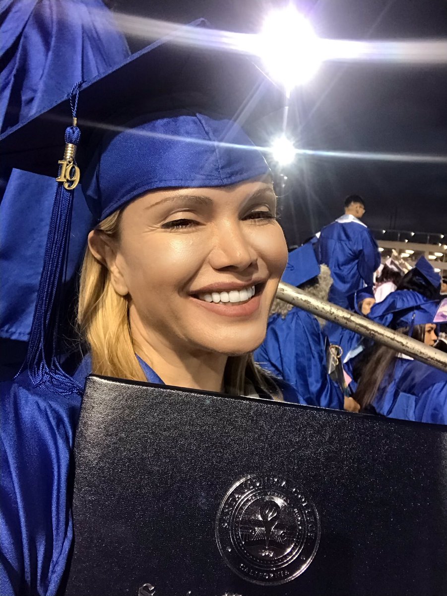 FlyingFlowers10's tweet photo. Santa Monica College #SMC #Commencement #Classof2019 โค๏ธ๐๐๐๐ #ProudToBeSMC #associateofscience in #salesandpromotions & #entertainmentpromotion #marketingproduction https://t.co/nPU814z74D