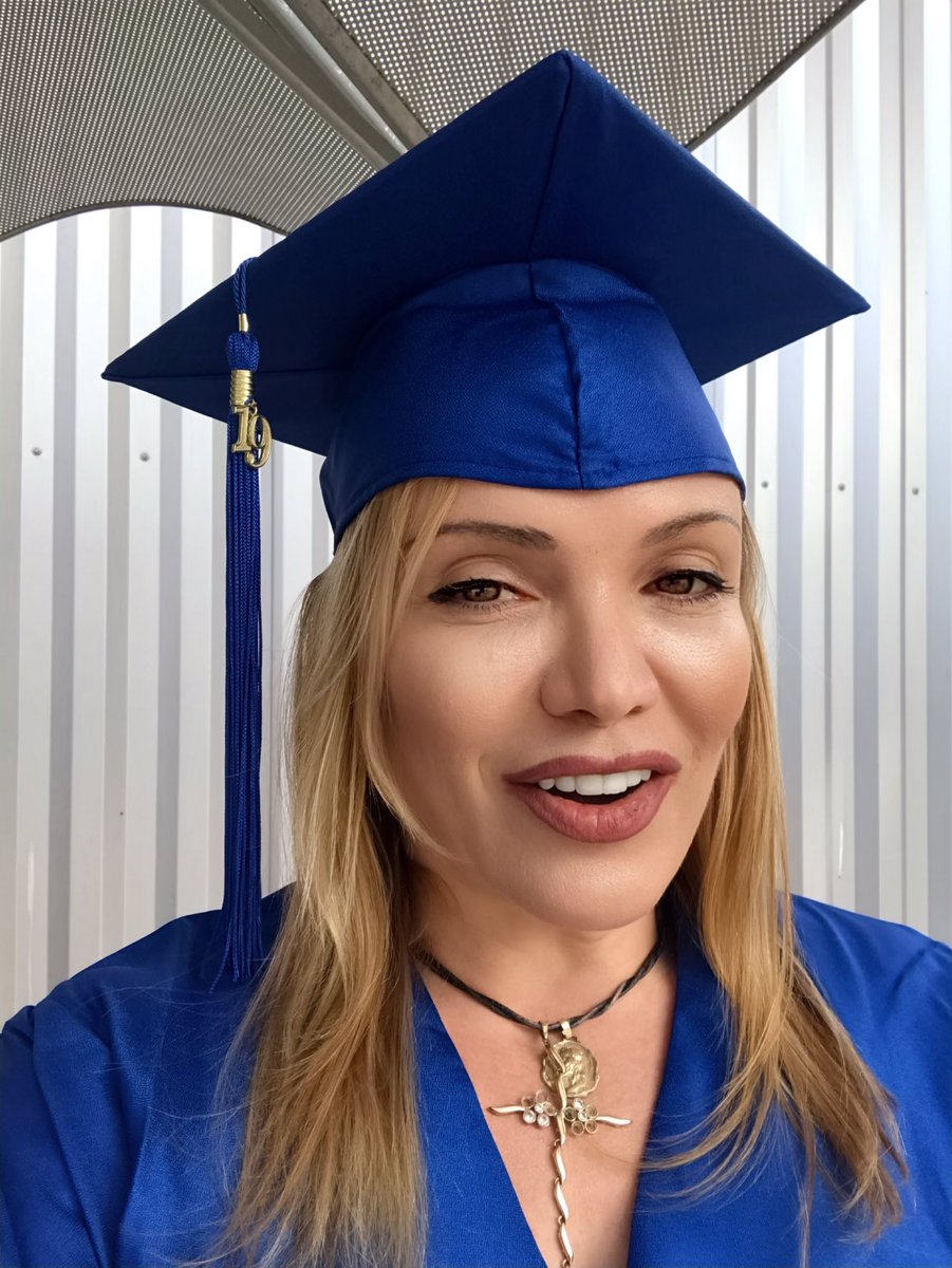 FlyingFlowers10's tweet photo. Santa Monica College #SMC #Commencement #Classof2019 โค๏ธ๐๐๐๐ #ProudToBeSMC #associateofscience in #salesandpromotions & #entertainmentpromotion #marketingproduction https://t.co/nPU814z74D