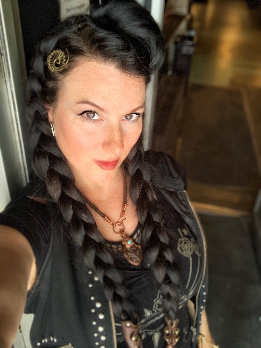 Hey I haven’t been on Twitter in like 6 months, how’s it going. What am I missing? I’m just floating along in life #renegadeshowgirl #sexybartenders #braids #braidstyles