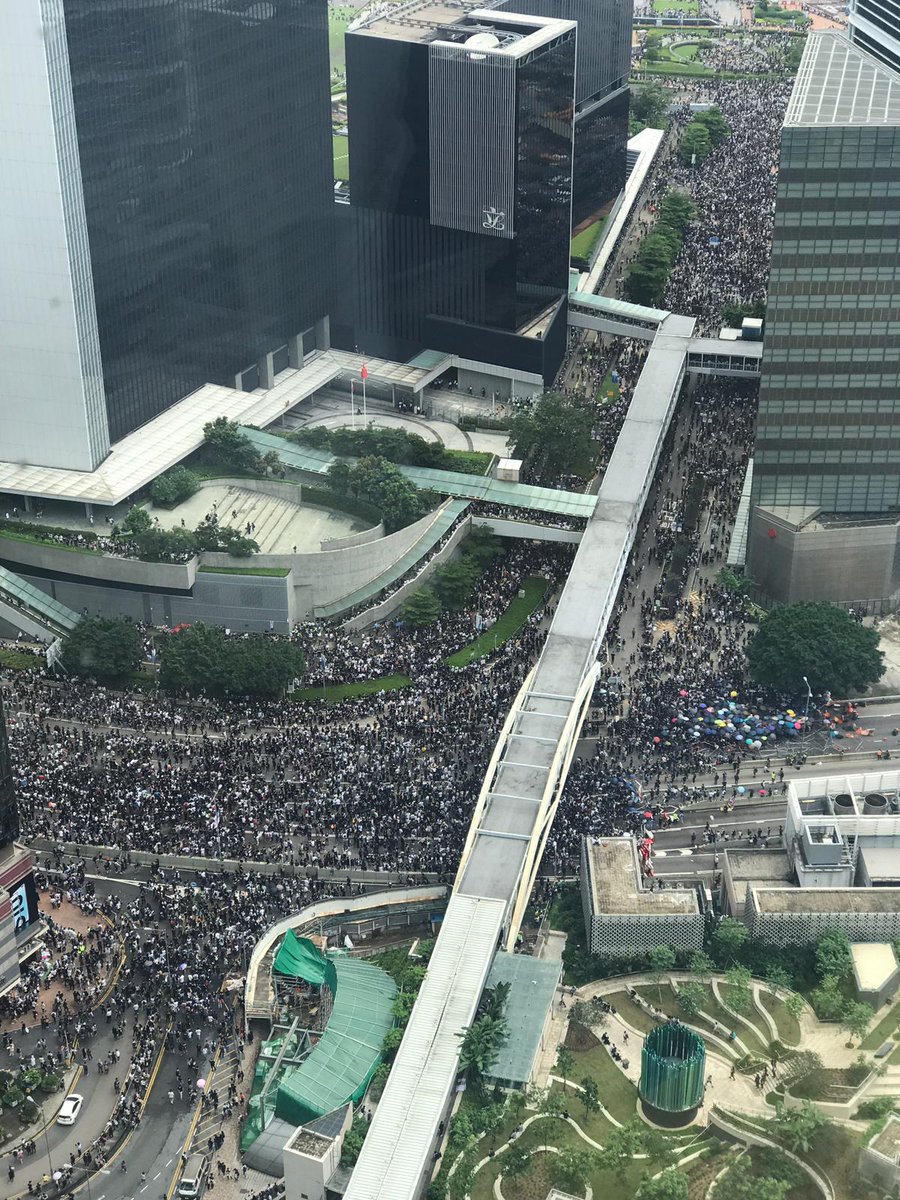 Hong Kong right now.

Protests against the extradition bill that would allow China to arrest and deport. 

#HongKongProtest #612罷工