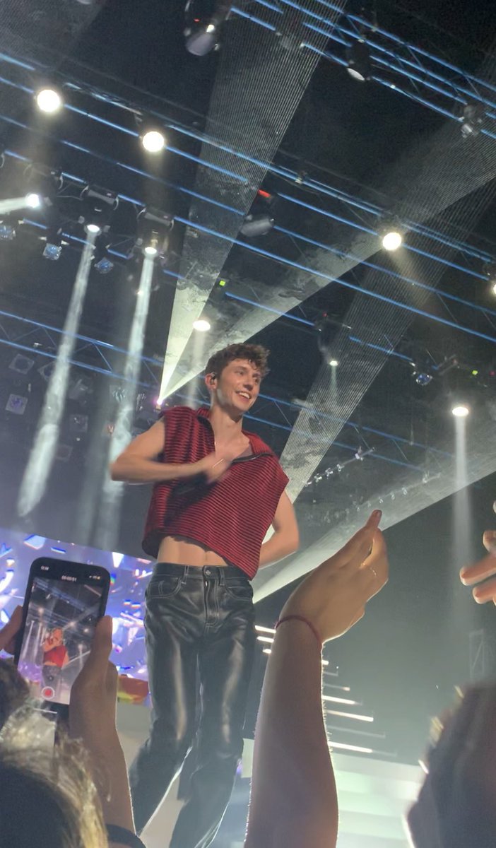 Cheyisdelicate's tweet photo. I am never going to get over this performance at #GOWESTFEST . The gay pride & inclusion, the view I had, the fact that pop star legend @troyesivan touched my hand during Bloom. ๐น https://t.co/K8NSz1dxOA