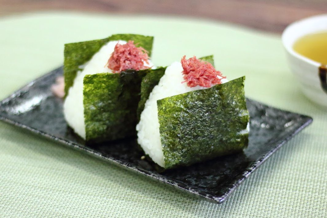 ノザキ ノザキのコンビーフ 公式 ノザキの和風コンビーフは 開けやすいイージーオープンプンタイプ 牛しぐれ煮のような甘辛い生姜味なので 開けたらそのままご飯にもお酒のお供にもよく合います おススメはおにぎりの具