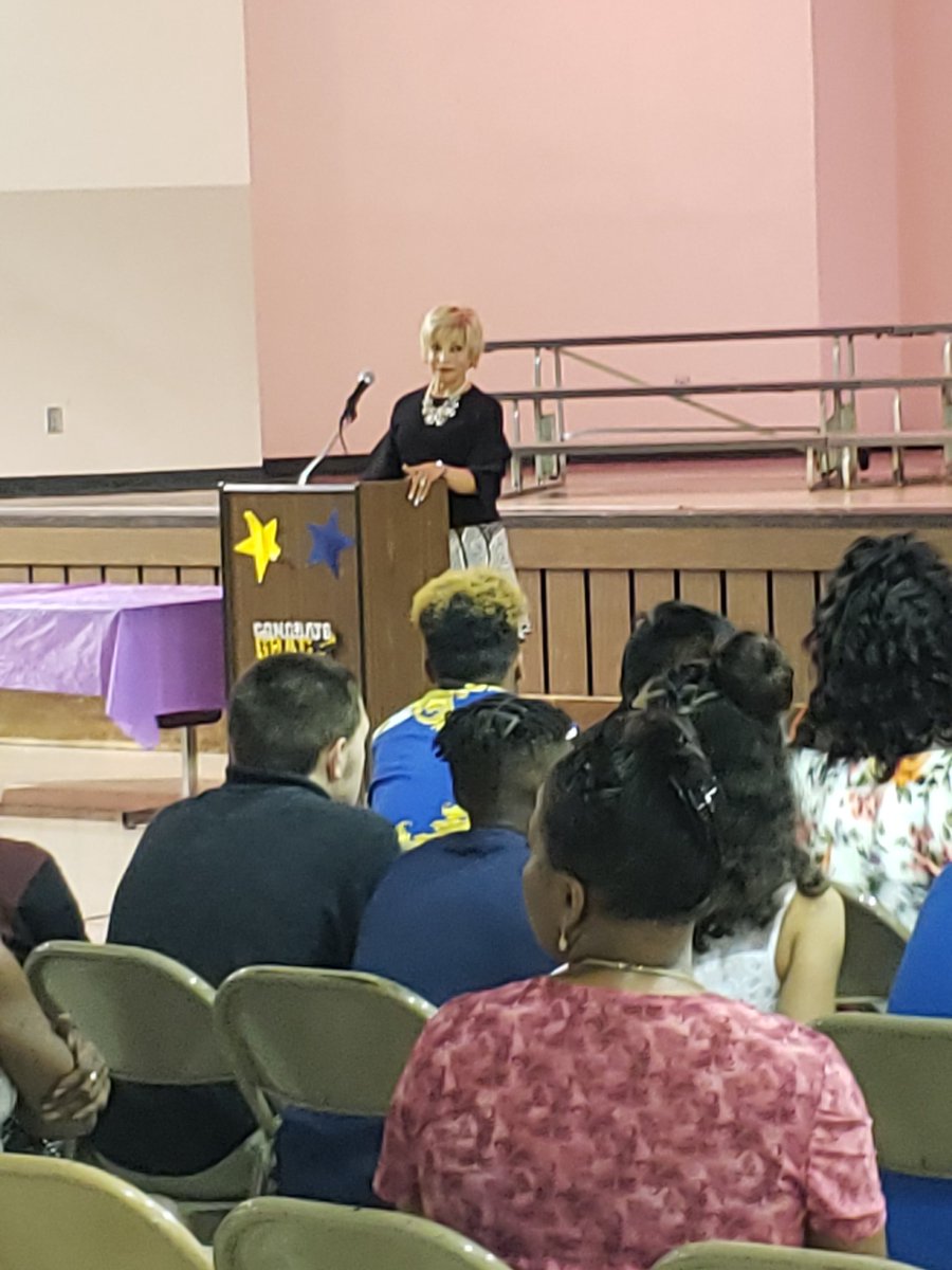 PMiller114's tweet photo. A huge thanks to our wonderful 6th grade commencement speaker, former IPS superintendent, Dr. Jacquelyn Clency!! You are amazing and thanks for your continued support of our school!! @CarrieCBlack #TeamIPS #PaulMiller114 #wildcats https://t.co/RRw8PRJRv3