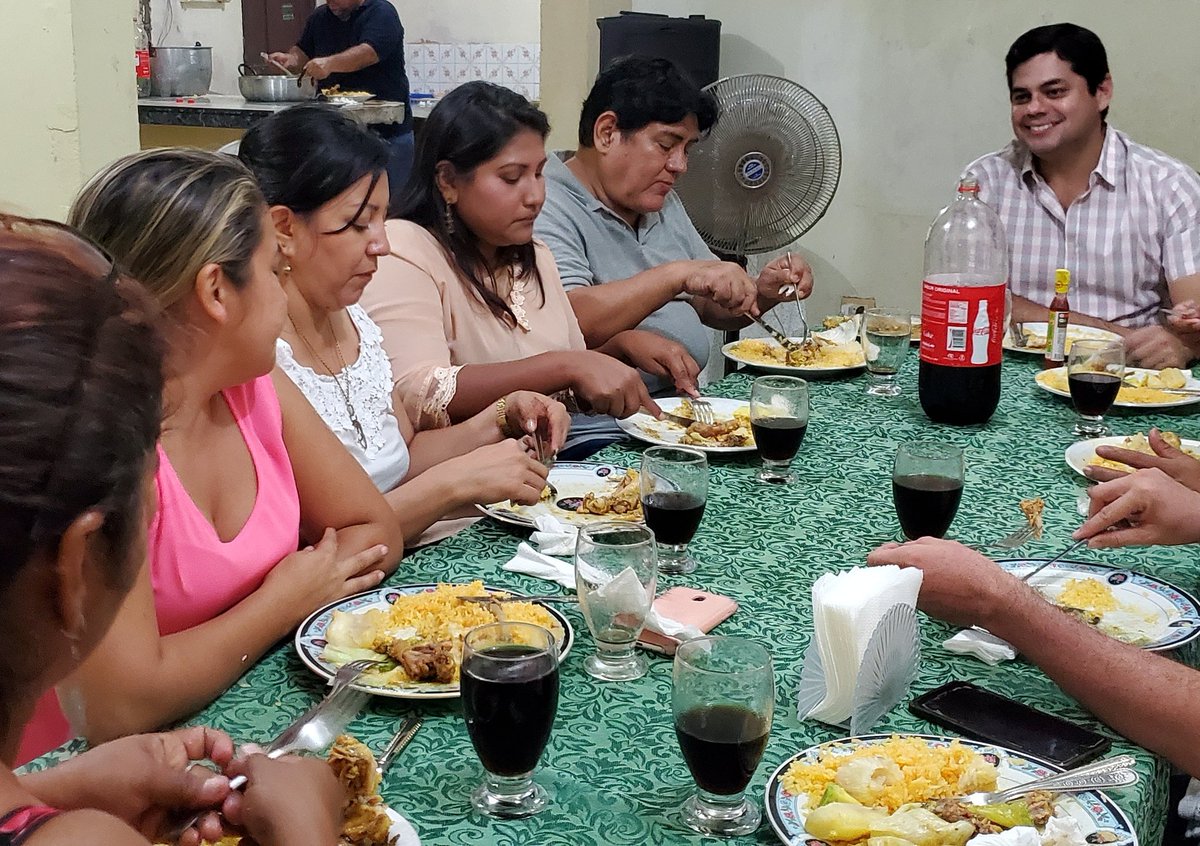 Es un gusto compartir  un cena con mis panas, mis dirigentes de las Floridas sectores: II, III, IV y VII.

Eternamente agradecido con  ustedes por su constante apoyo.