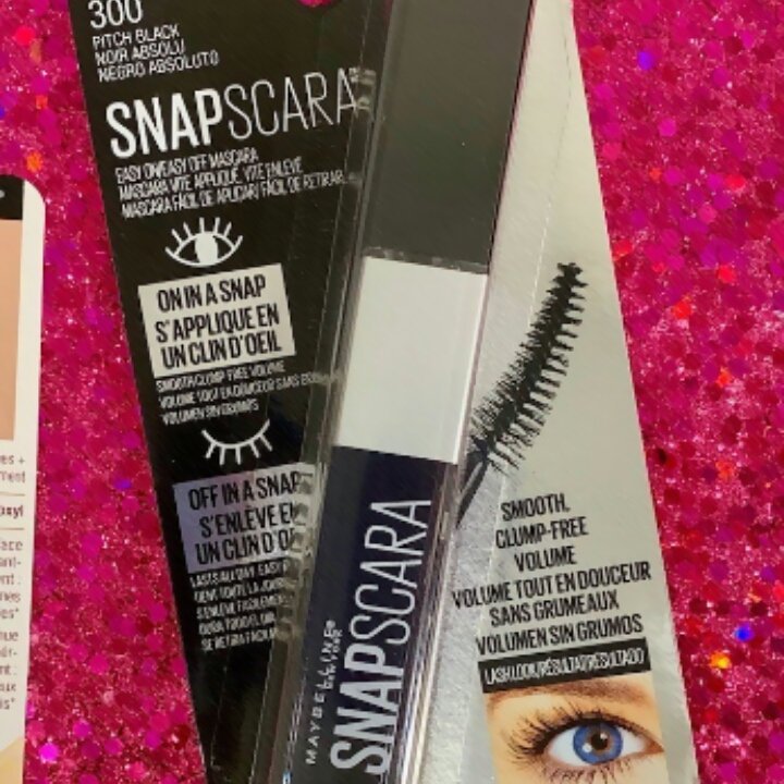 Great deffinition and easily removed

Snapscara by Maybelline applys easily the brush has a small curve to it making it very easy to just brush on. There is very little clumping , it's a semi .