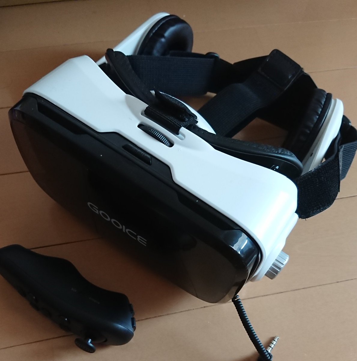 Ail6 Amazonオススメ のスマホ入れるvrヘッドセット リモコン付 約3k円 軽くて安い でもぶっちゃけドンキのdmmのポイントつくヤツの方がお得では ピント合わせにコツがいる 覚える前に酔う人出そう ダイヤルが弛い ヘッドホン一体だがバネが