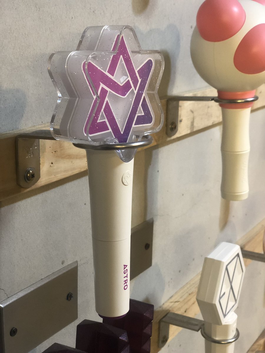 moonlightGO0126's tweet photo. I went to a cafe in Taipei, Taiwan called 狗帶點心 (GoDie Snacks) and I just wanted to share for KPop fans who maybe traveling to Taiwan soon! They have a wall of lightsticks (its so pretty!) and they have freebies such as birthday/anniversary PC or cup sleeves https://t.co/RhkpLKuJ6U