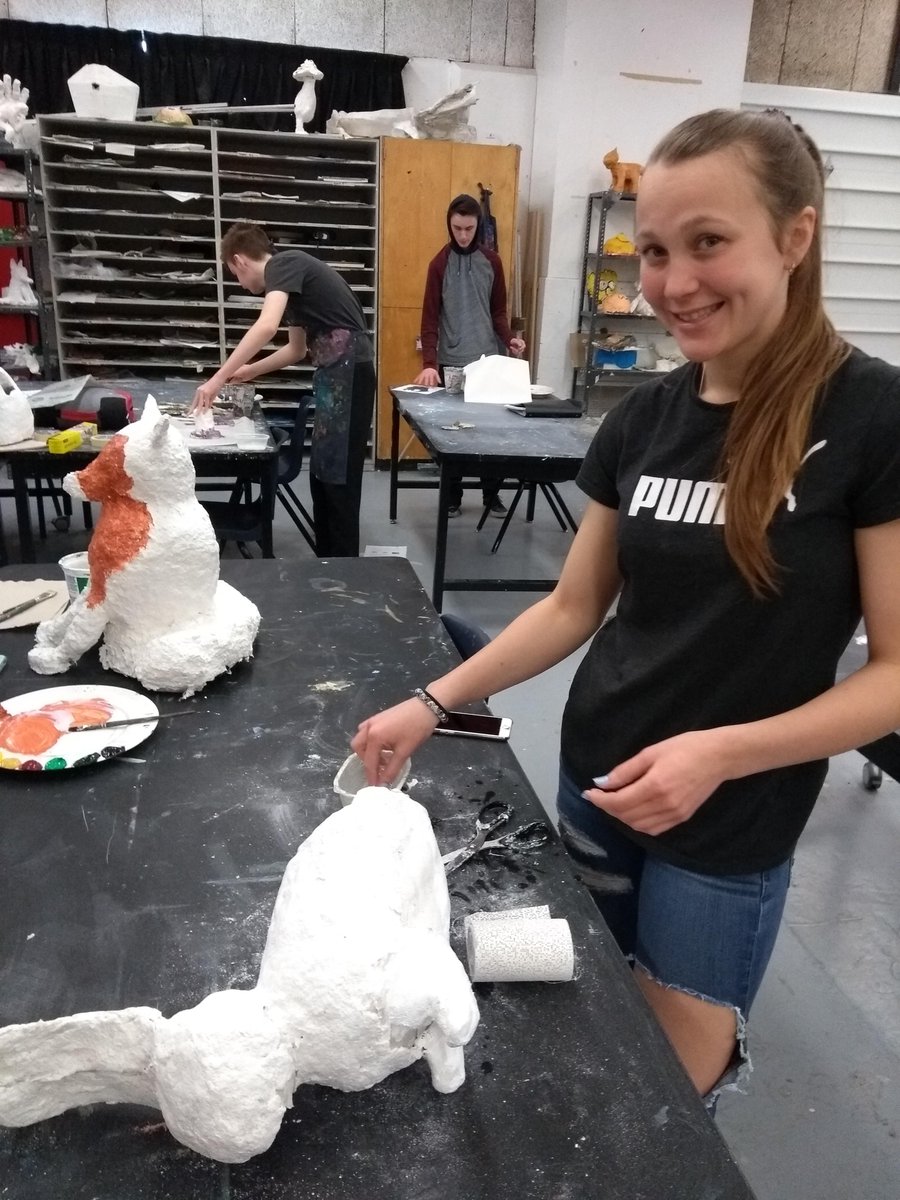 minouchecoussi's tweet photo. @bssnews Shylin, Amelie, Dayne, and Adey, making stuff in art class. 😀 https://t.co/wEXCGkA0IU