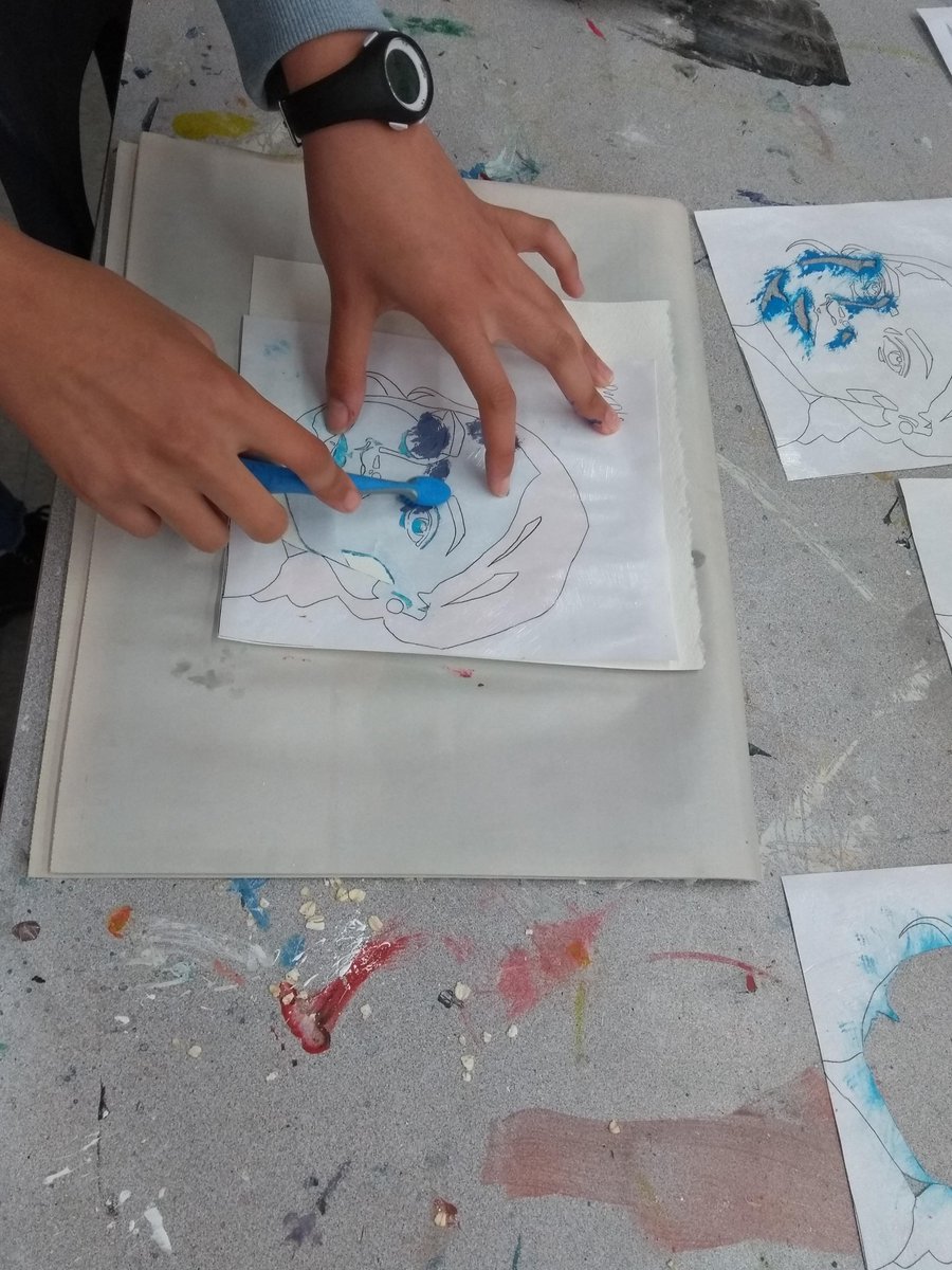 minouchecoussi's tweet photo. @bssnews Shylin, Amelie, Dayne, and Adey, making stuff in art class. 😀 https://t.co/wEXCGkA0IU