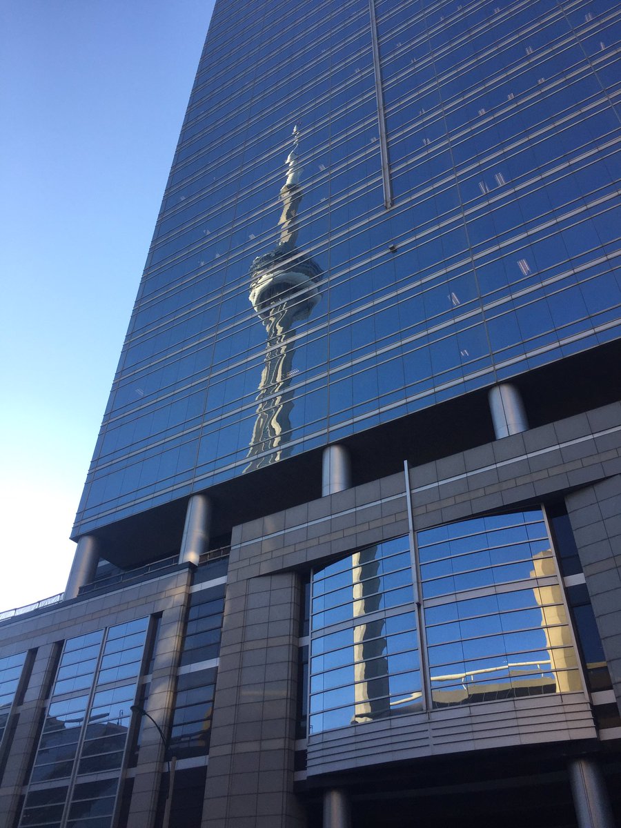 AlisonDupee's tweet photo. A stop in the Grand Hall at Union Station on the way to Marché for dinner. A welcome meal (and time to sit)! We catch a gorgeous reflection of the CN Tower on the way to the Aquarium. #USMtakestoronto https://t.co/i9nUgSvCoj