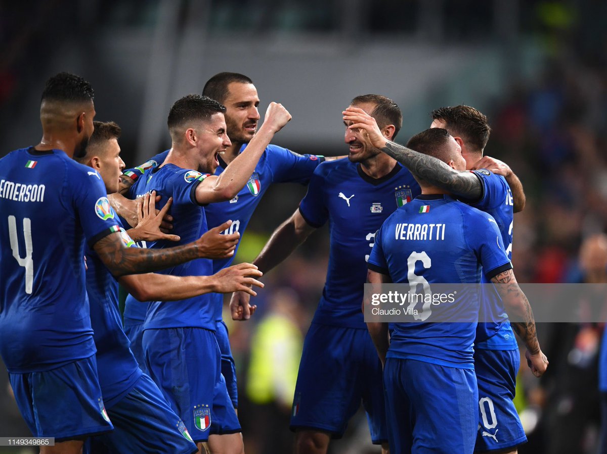 小夜 Italy V Bosnia And Herzegovina Uefa Euro Qualifier T Co Unvyjphktg ゲッティにボスニア戦の写真たくさん上がってる ヴェラッティのゴールセレブレーション ヴェラッティ小さいから埋もれちゃってるｗ T Co Cblt7l9r1r