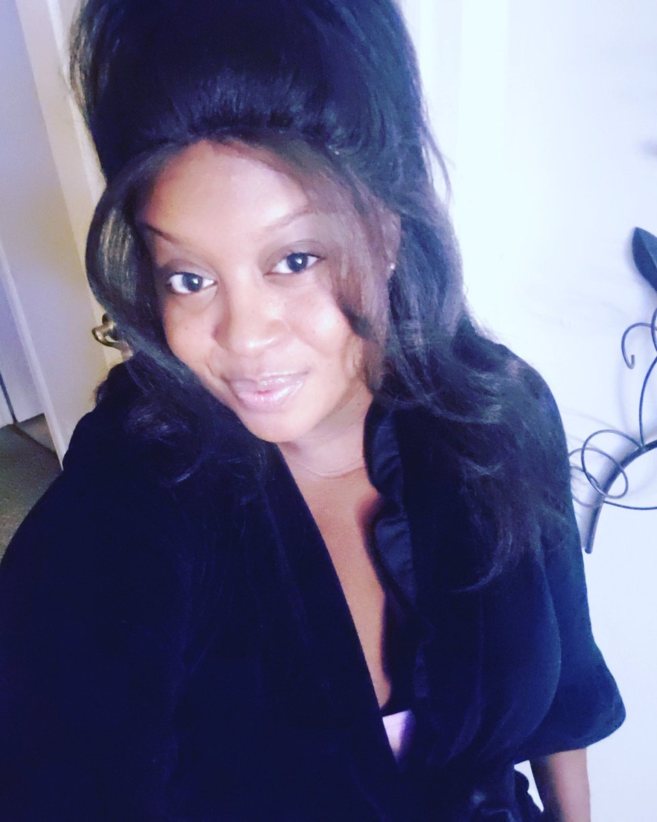 Pearlbougie's tweet photo. Looking cute just to get in the bed π...... #keepitcute #MRwatching #bedtimechronicles https://t.co/RoFB6AZ1SY