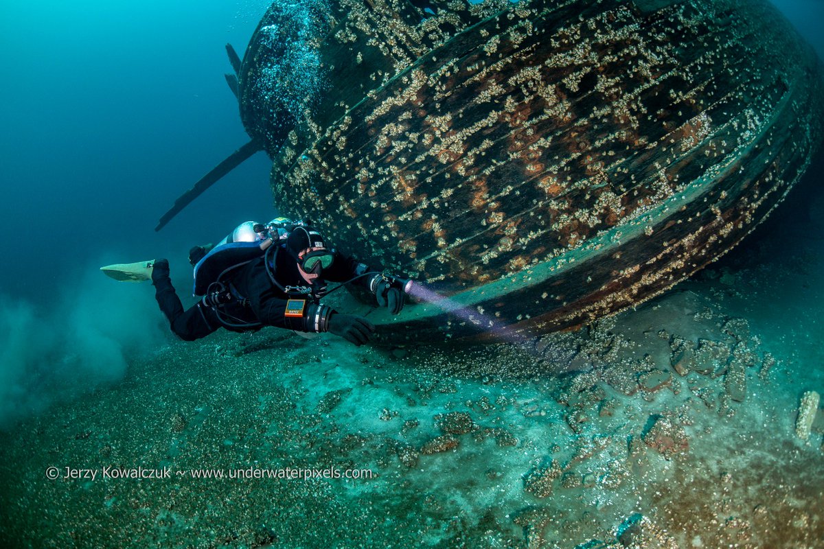 diveprolights's tweet photo. Diveprolights CL4200S (4200lm) is a primary canister light designed for side-mount diving, the 6-degree concentrated narrow beam, reflecting off a polished metal reflector, punches through the water lighting the way with a clean center spot. #divepro #diveprolights #sidemount https://t.co/HyjmnBLBrm