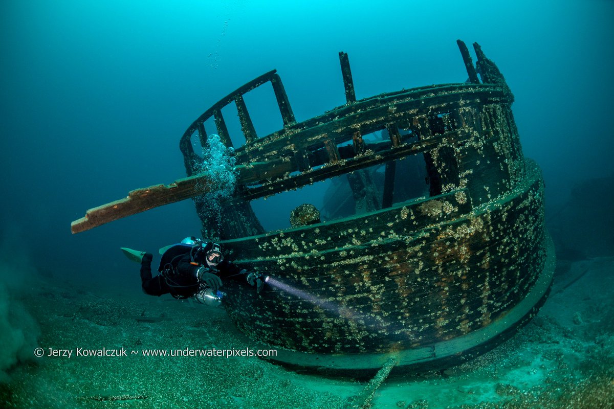 diveprolights's tweet photo. Diveprolights CL4200S (4200lm) is a primary canister light designed for side-mount diving, the 6-degree concentrated narrow beam, reflecting off a polished metal reflector, punches through the water lighting the way with a clean center spot. #divepro #diveprolights #sidemount https://t.co/HyjmnBLBrm