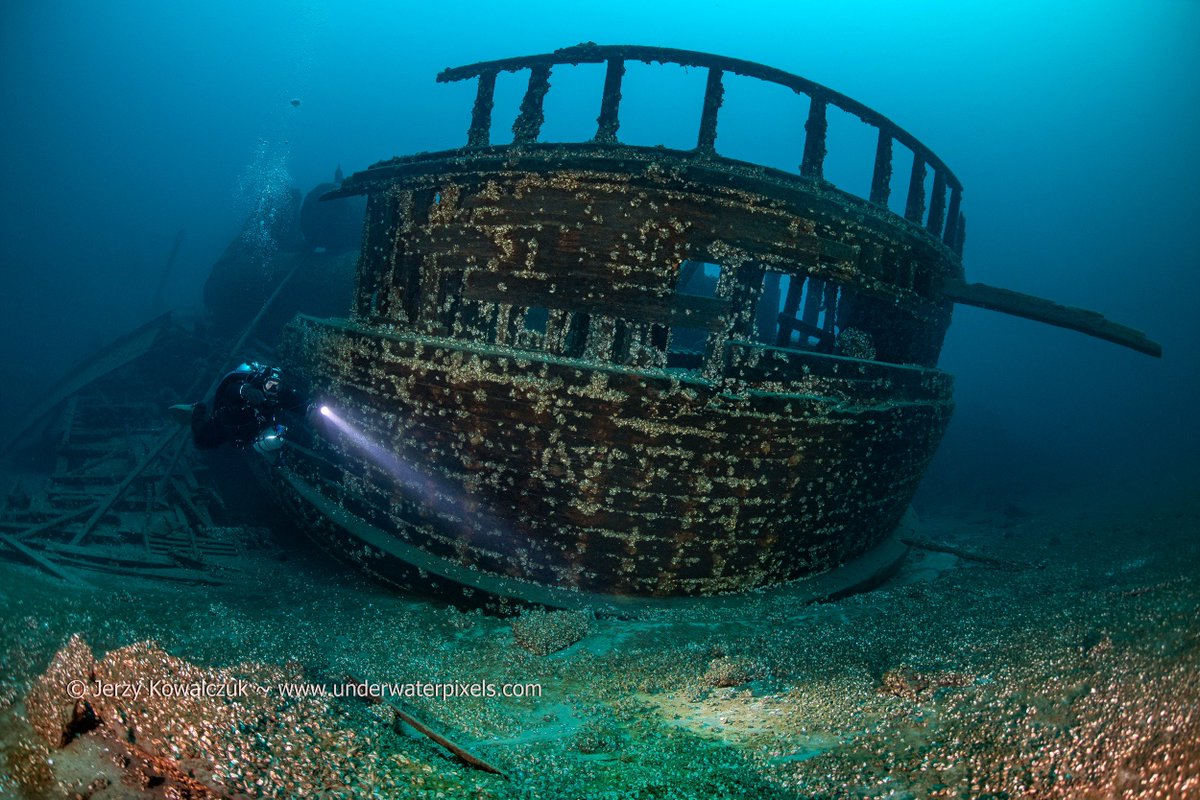 diveprolights's tweet photo. Diveprolights CL4200S (4200lm) is a primary canister light designed for side-mount diving, the 6-degree concentrated narrow beam, reflecting off a polished metal reflector, punches through the water lighting the way with a clean center spot. #divepro #diveprolights #sidemount https://t.co/HyjmnBLBrm