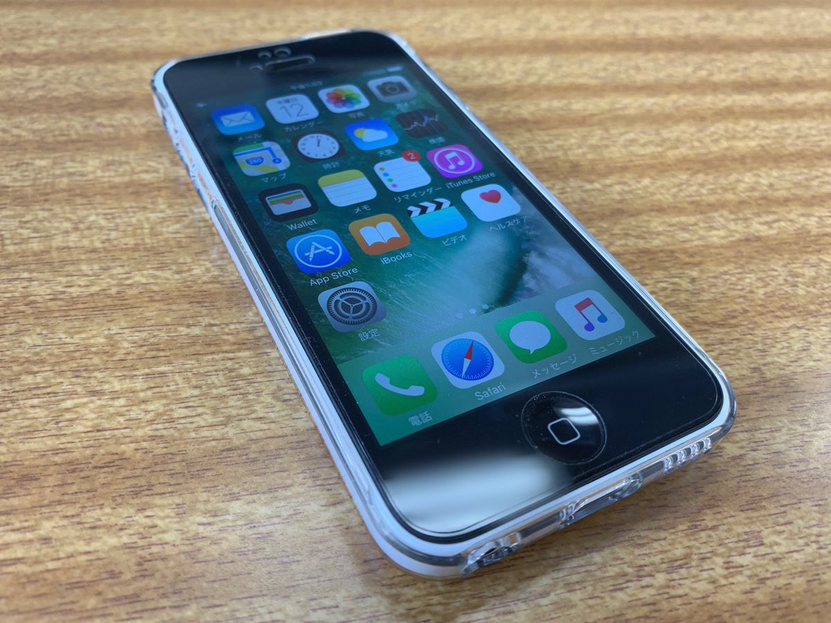 てけみん Iphone 5c こういうポップな機種もアルミとは違う魅力がある 個人的に5cは一番好きな機種 復刻してほしいな笑 Iphone5c Iphone Ios1033 Apple エアージャケット