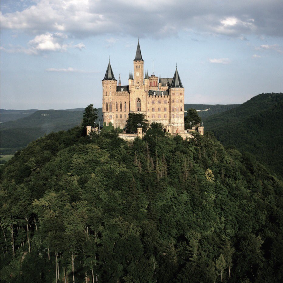 PurposeLab_ams's tweet photo. Sprookjes zoals kastelen in de wilde natuur bestaan! Hohenzollern in de Swäbische Alb is er zo een. Draag bij aan het behoud ervan en bezoek ze in de regio @visitbawu. Met een zg 'Schlosscard' krijg je toegang tot 24 objecten. #conscioustravel #purposelab https://t.co/2TaxdfvMBH
