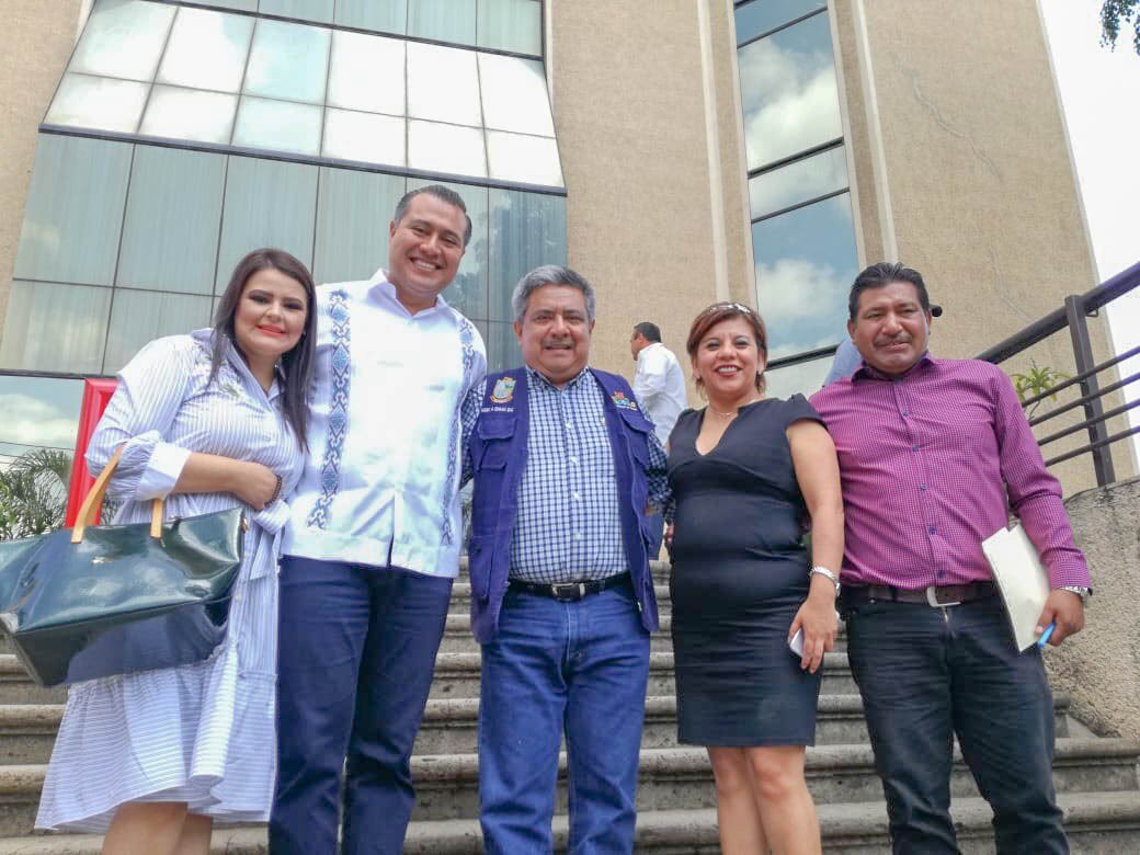 PrensaVer's tweet photo. El Alcalde  de Teocelo Mario A. Chama Díaz y la Síndica Municipal Zayra del Carmen Martínez Andrade asistieron a la firma de Convenio de Colaboración entre la SEDESOL del Edo de Vera.y el H. Ayuntamiento de Teocelo en las Instalaciones de SEDESOL en la Ciudad de Xalapa. https://t.co/3Z0BHS6cuR