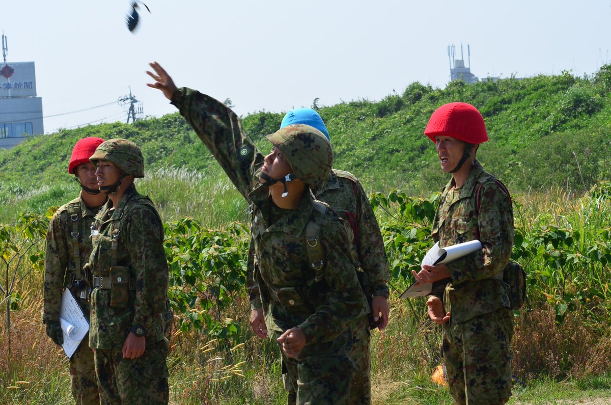 陸上自衛隊第13旅団 公式 進め 自衛官候補生 米子駐屯地 自衛官候補生 は 手榴弾投擲訓練及びてき弾射撃訓練を行いました どちらも模擬なので爆発はしませんが 手榴弾は多少重いので遠くに投げるのには それなりの技術が必要です