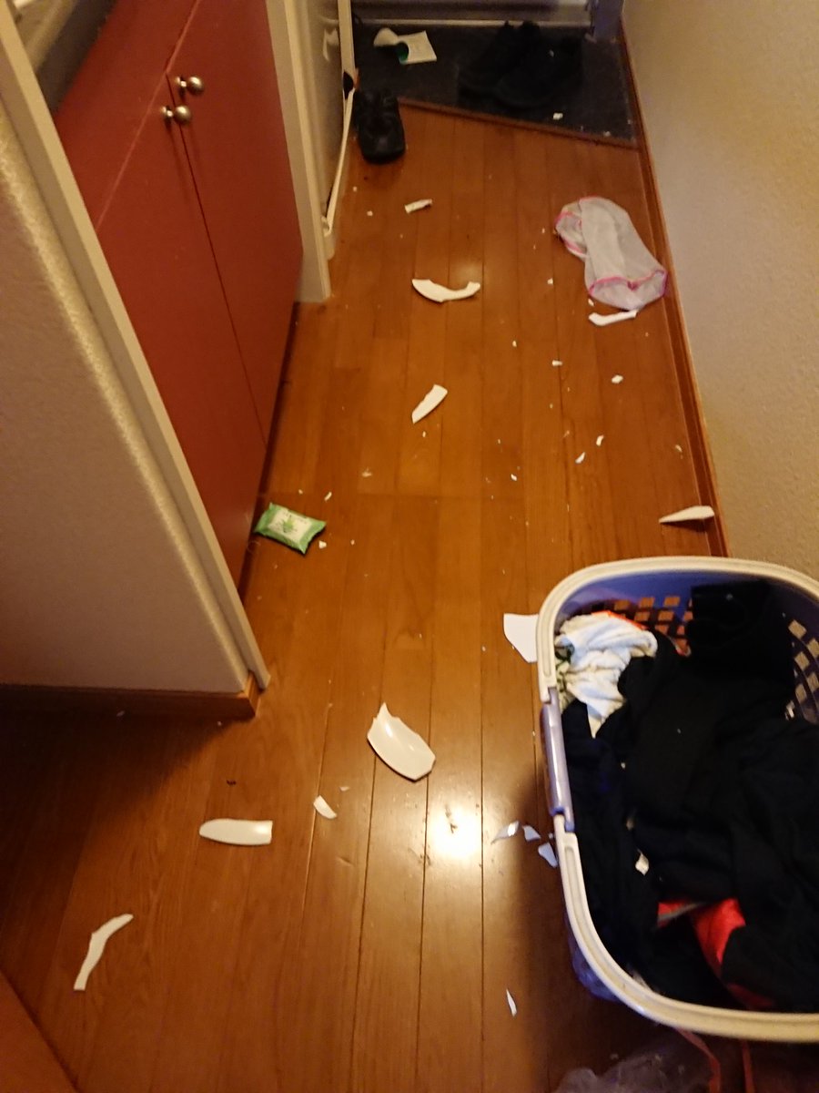 誰もいないのにチャイムが鳴り続ける 夜中に突然皿が割れる 確かに閉めて出たはずの家の鍵が開いている 数々の怪現象が起きるアパートが恐ろしい Togetter 誰もいないのにチャイムが鳴り続ける 夜中に突然皿が割れる 確かに閉めて出たはずの家の鍵が開いている 数々の怪現象が起きるアパートが恐ろしい Togetter