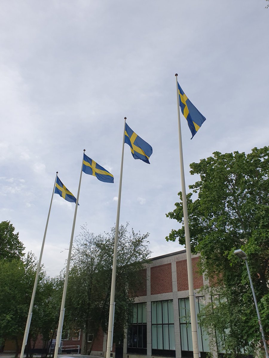 Flaggorna vajar utanför aulan. Det är något speciellt med skolavslutningar. Snart fylls skolan av alla elever på läsårets sista dag. Lyckliga jag som har två avslutningar Häggvik kl 11.00 och Skälby kl. 12.30 #solskol #häggvikskälbyskolan #livetsomrektor
