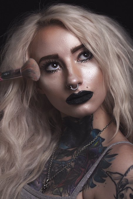 Dont dm me online I have a boyfriend https://t.co/Mpb1keFlI5