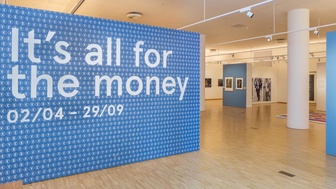 MuseumHelmond's tweet image. Elk half jaar presenteren wij in onze benedenzaal afwisselend de kunstcollecties Mens en Werk en Modern &amp;amp; Hedendaagse Kunst. Momenteel te zien: “IT’S ALL FOR THE MONEY”, kunstenaars over kapitalisme museumhelmond.nl/tentoonstellin…