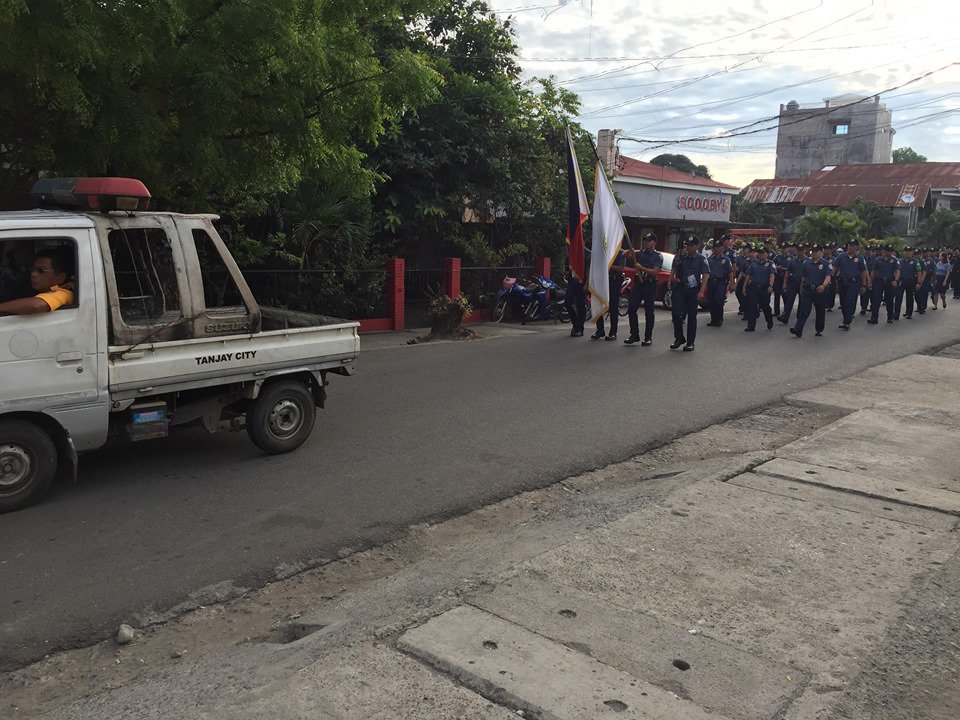tanjaycpsnoppo's tweet photo. Tanjay City PS Personnel led by PLTCOL CATHERINE D RAMOS, Acting Chief of Police joins in the celebration of the 121st Philippine Independence Day together with the City officials spearheaded by the City Mayor, Hon Reynaldo S. Concepcion. 6/12/2019 @ 6:00 AM https://t.co/09X9OZJnqY