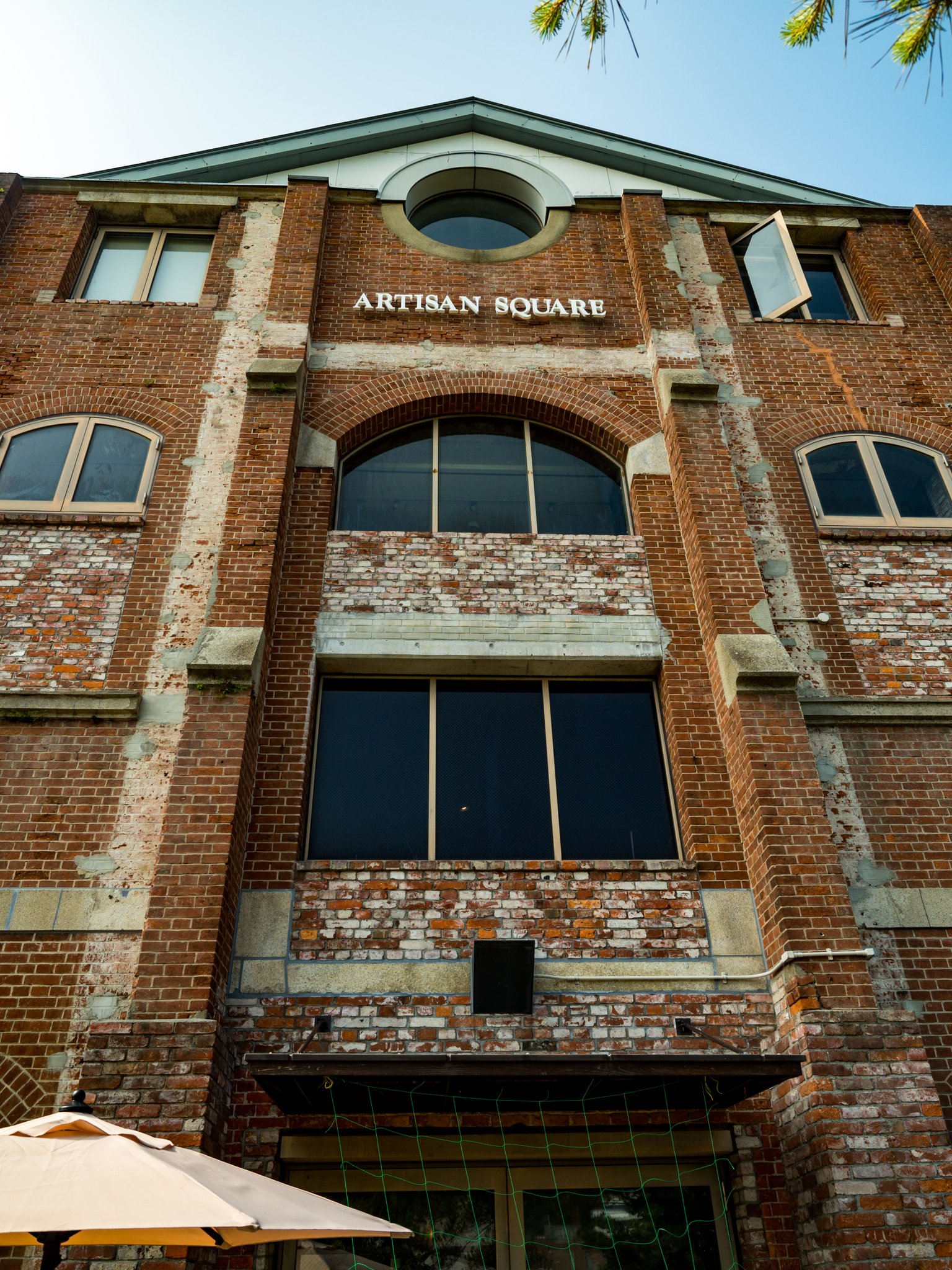 あひる隊長 赤レンガ建築群 淡路島 洲本アルチザンスクエア 明治時代の旧鐘紡洲本工場 神戸の赤レンガ倉庫も良いけれど こちらも規模が大きくて見ごたえがあります 縦写真あります Olympusomdem5mk2 淡路島 洲本アルチザンスクエア 写真