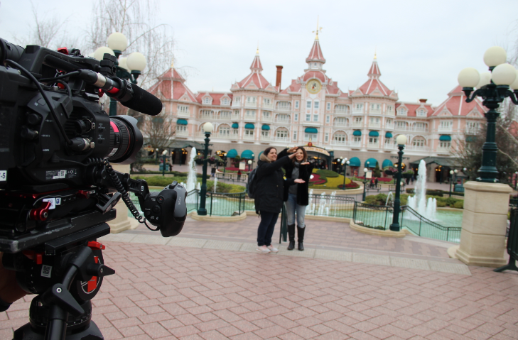 ViajerasconB's tweet photo. ¡3,2,1 y ACCIÓN! Fue increíble capturar la magia de @DisneylandParis con @NadiaBenyahya e @_IreneVilla_ ¿Con qué adjetivo describirías este destino?
@bthetravelbrand
@laSextaTV
📷 @A_D_Romano
#ViajerasConB3 #ViajerasConBDisneylandParis #ViajerasConBMakingOf https://t.co/Fw1ZHSTOsR