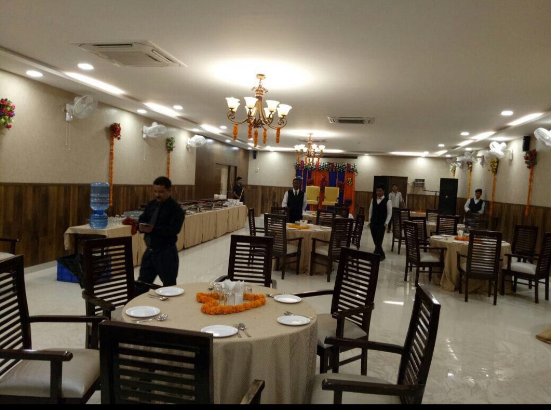 DRSdeals's tweet photo. Best VEG  RESTAURANT  in GWALIOR City ,👉🏻 RAJBHOJ
 ROYAL DINING FOR ROYAL PEOPLE 
One of the most Clean Restaurant in GWALIOR .
Foods preparation &amp; Service very good 
Must visit if you are in or near GWALIOR https://t.co/t5m36xo7nH