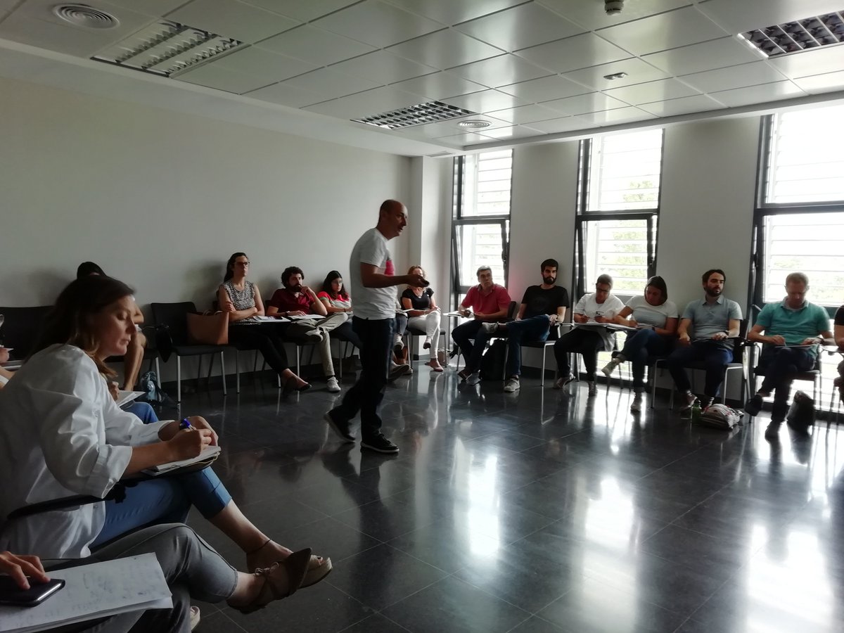 msarmiento1979's tweet photo. Nando Ros habla sobre la #GIFT y el #PIF en el curso de Iniciación del #tutor de #residentes en @SonEspases @infosalut #fse #mir #formacion #eir #guiaformativa #planformacion https://t.co/eCLvsgiBqL