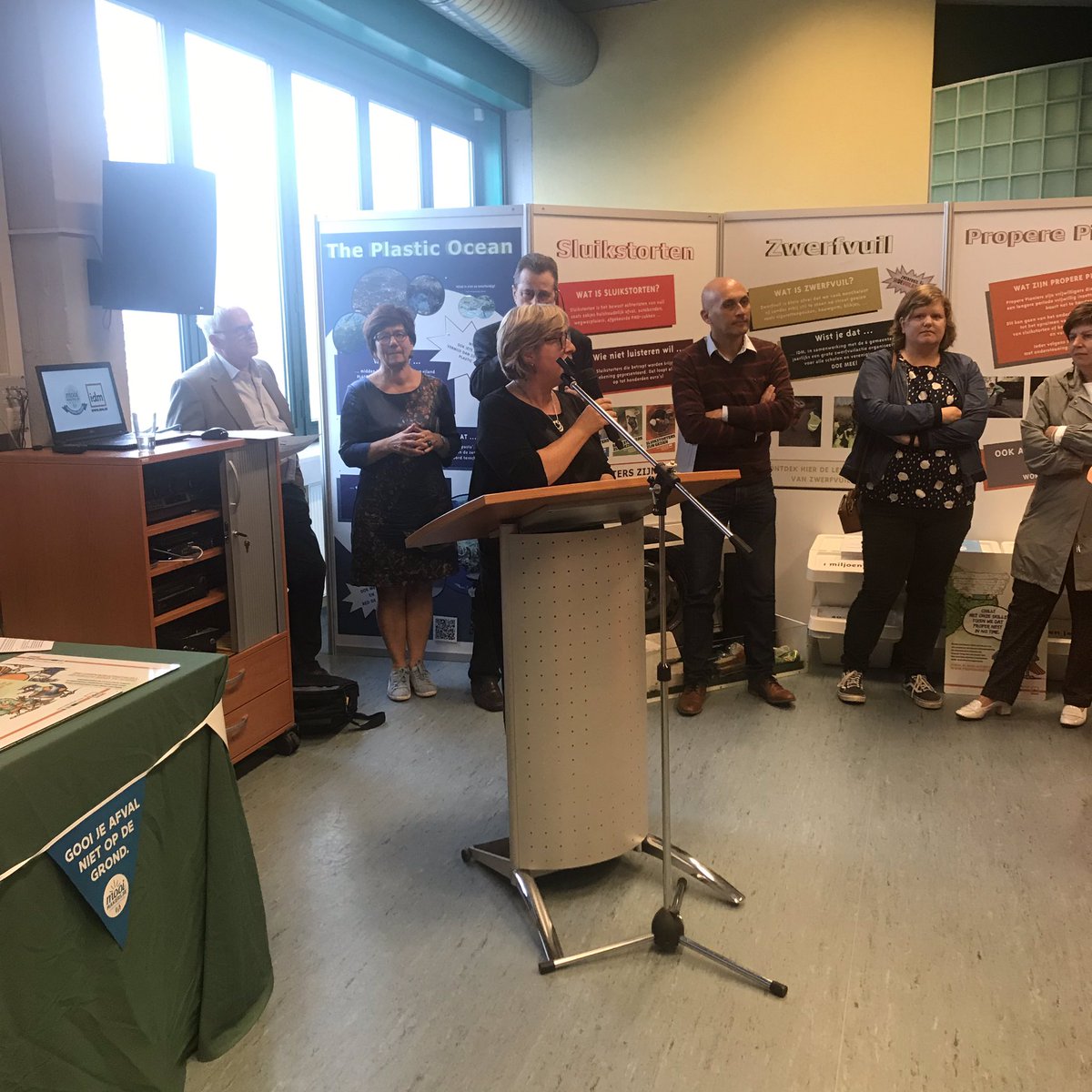 PersAtOVAM's tweet photo. Resultaten #operatieproper @mooimakers bij @idm_info : 23 scholen en verenigingen uit Lokeren, Zele, Wachtebeke en Lochristi ontvangen 19.000 euro vr hun inspanningen tegen zwerfvuil. Els Gommeren (Mooimakers): “de norm bij deze scholen & verenigingen is 0 zwerfvuil op de grond” https://t.co/wLIBz5pBun