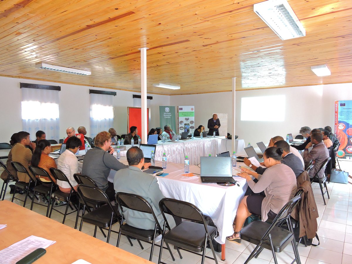 G3dUe's tweet photo. Premier jour sur l’Atelier d’informations sur les bois précieux de Madagascar, 2019. Au ESSA,Université d’Antananarivo. Les participants sont #AutortéScientifqueFloreCITES, @G3dUe , @MEDD, @mobotgarden , #ESSA https://t.co/no5Oal5aN9