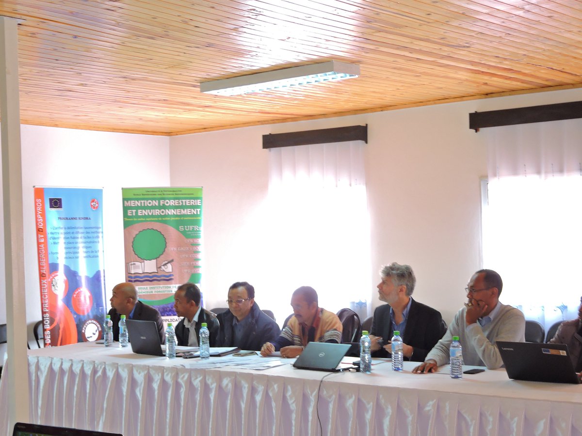 G3dUe's tweet photo. Premier jour sur l’Atelier d’informations sur les bois précieux de Madagascar, 2019. Au ESSA,Université d’Antananarivo. Les participants sont #AutortéScientifqueFloreCITES, @G3dUe , @MEDD, @mobotgarden , #ESSA https://t.co/no5Oal5aN9