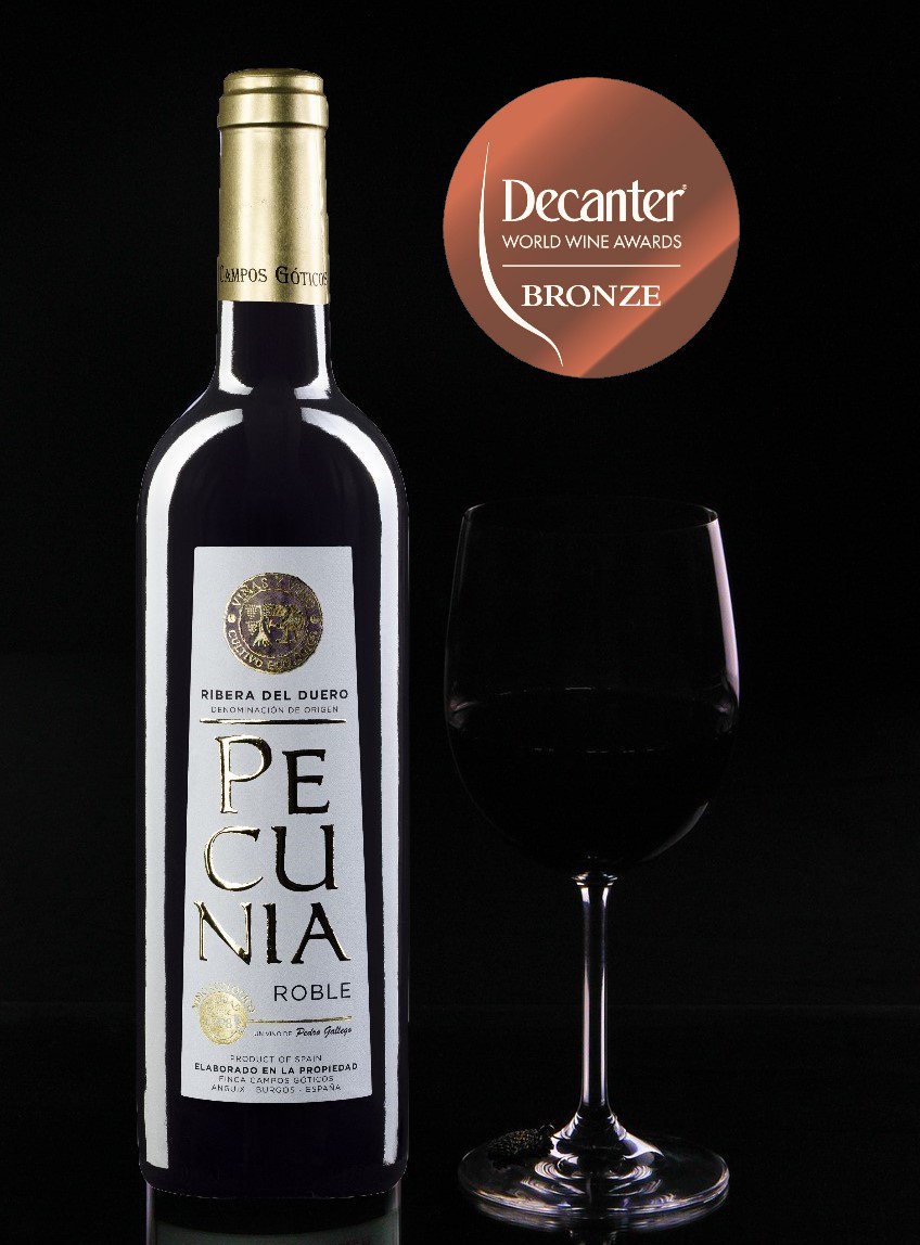 Pecunia Roble 2017
Bodega Campos Góticos
Ribera del Duero

Ha sido galardonado con una Medalla de Bronce en <a href="/Decanter/">Decanter</a> World Wine Awards '19

Notas de cata🍇🍷
Especiado, terroso con notas de mora, cereza y regaliz. Frutos negros ricos y concentrados, con taninos firmes y maduros.