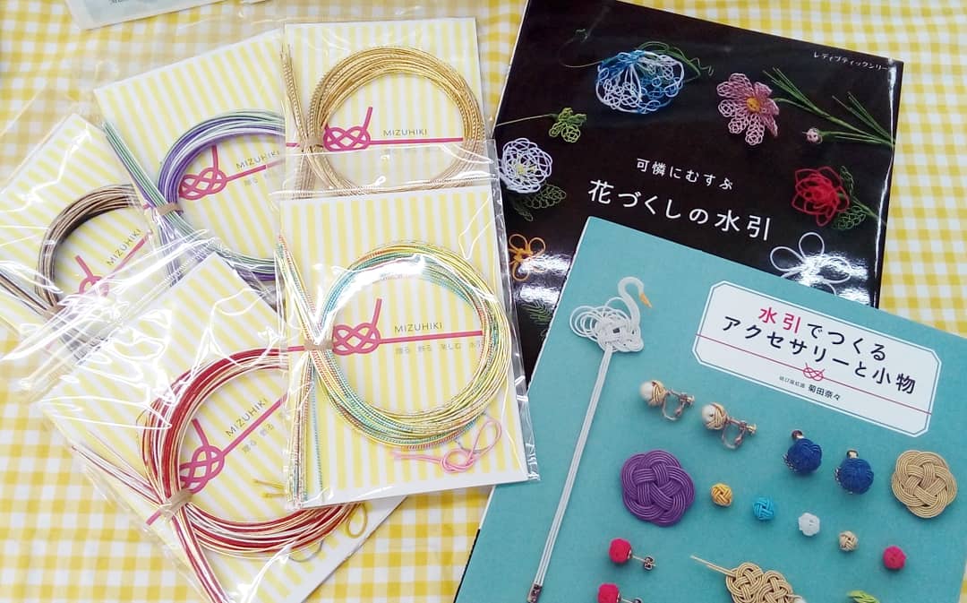 手芸センタードリーム 水引アクセサリーを作ってみませんか ドリームではあわび結びなどの結び方リーフレット付水引セットや関連書籍を取り扱いしております 水引アクセサリーが作れるキットも各種取り扱いしておりますので 是非店頭でご覧ください 手芸センタードリーム 水引アクセサリーを作ってみませんか ドリームではあわび結びなどの結び方リーフレット付水引セットや関連書籍を取り扱いしております 水引アクセサリーが作れるキットも各種取り扱いしておりますので 是非店頭でご覧ください