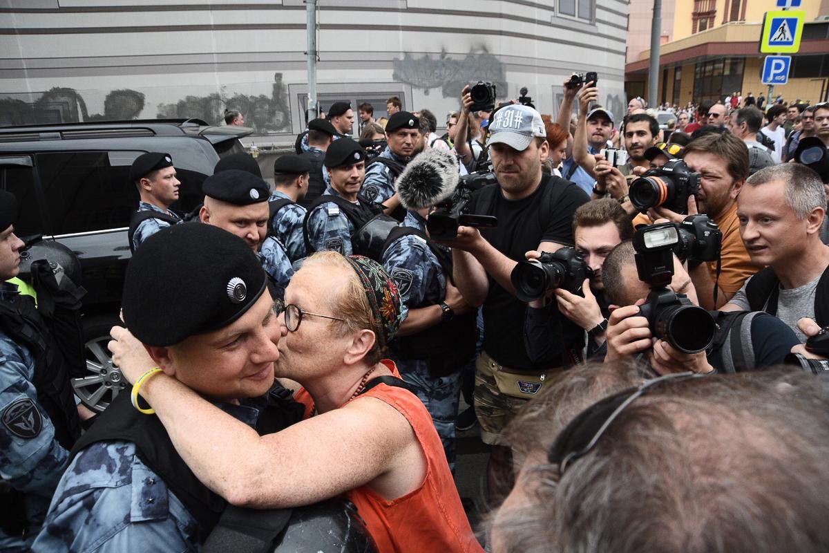 Народ говорит видео. Толпа протестующих. Толпа полицейских. Толпа митингующих.