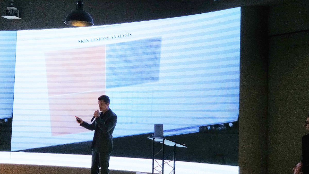 PatBarbey's tweet image. High-impact, one minute pitch by #vdtech startups #BeCare @TomplayApp @AVAtronics_sarl #DeepCube tonight in Shanghai #SwissTech @PwC_China Center of excellence cc @swissnexChina @Innovaud @SwisscomStartUp