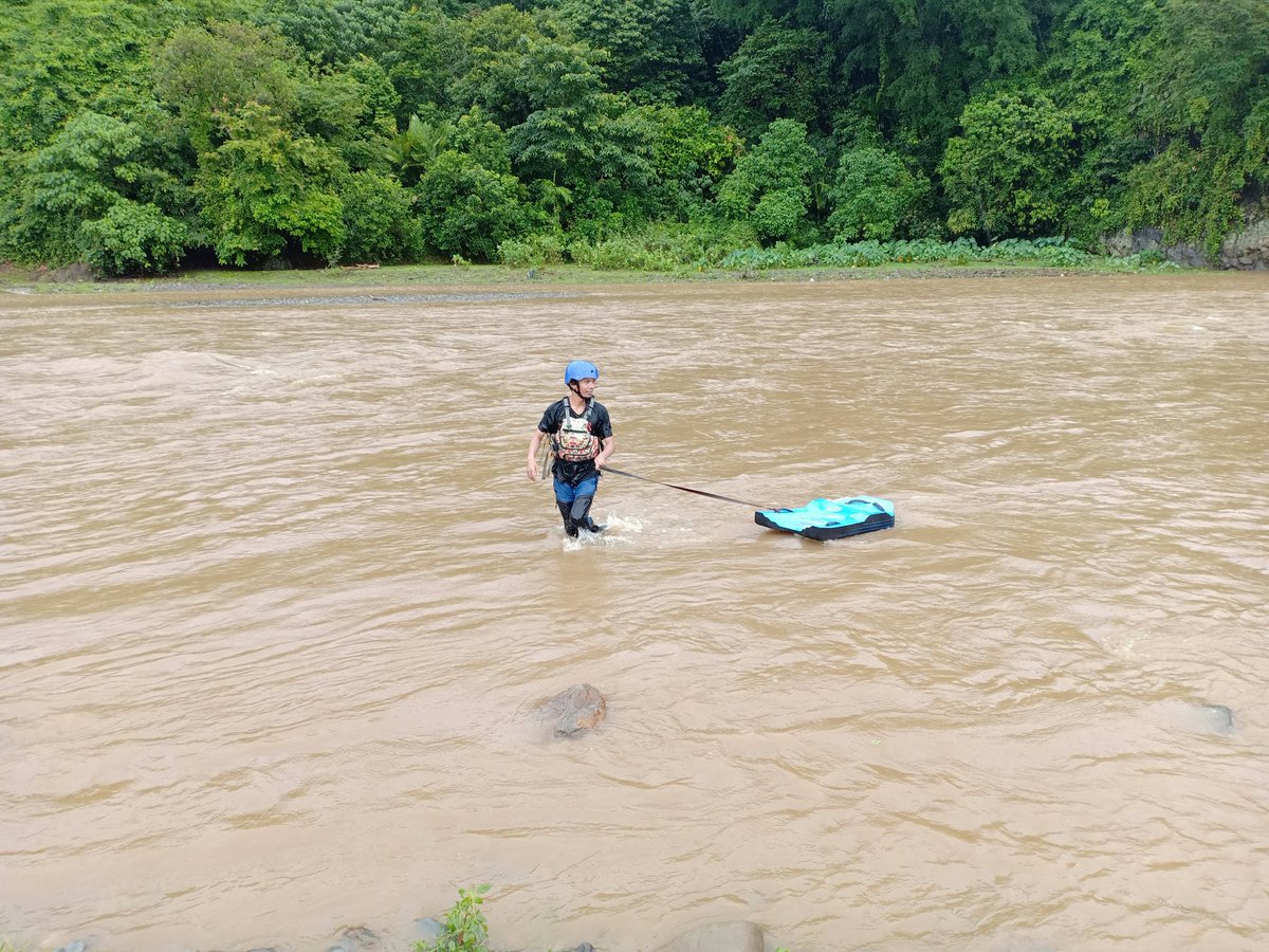 Sat kau berada ditengah arus. Jangan kau lawan dia. Rasakan dan nikmati air yg keruh itu. Sampai kau sadar, dia akan membawamu ketepian. 

Riverboarding Sungai Keumala, Pidie. 

#PesonaIndonesia 
#WisataPidie
#Keumala