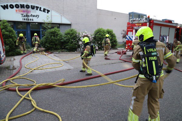 JosGeerlings's tweet photo. Gisteravond de laatste pelotonsoefening brand cluster #Roermond @brandweerln gehouden in #Reuver.
Goede samenwerking en onderlinge communicatie gezien bij een brand van grotere omvang. Foto’s: Puik https://t.co/iT6p1uRFnD
