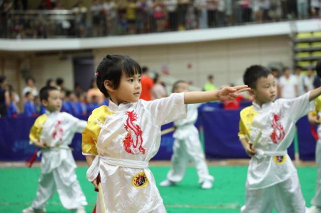 WushuChina's tweet photo. 2019 Lingnan Wushu Culture opened at the Gymnasium of Guangzhou Polytechnic of Sports.  More than 4,000 wushu athletes and enthusiasts signed up. On the court, the most interesting thing is the wushu performance of more than 2,000 children from kindergartens in Guangdong. https://t.co/znwOC0Ijm9