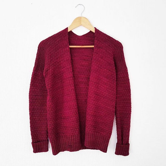 Ambyon's tweet photo. F-I-N-I ! On peut dire que ce gilet, il se mérite, tellement il est long à tricoter ! Mais cela en vaut la peine 💕
***
Modèle : #likeacloudcardigan de @jojilocat
Laine : #merino Beaujolais de @heidi_idea ***
#jojilocatelli #heidiidea #tricot #knit #… https://t.co/WNRFzsLYoE https://t.co/cU1LYrlAmw