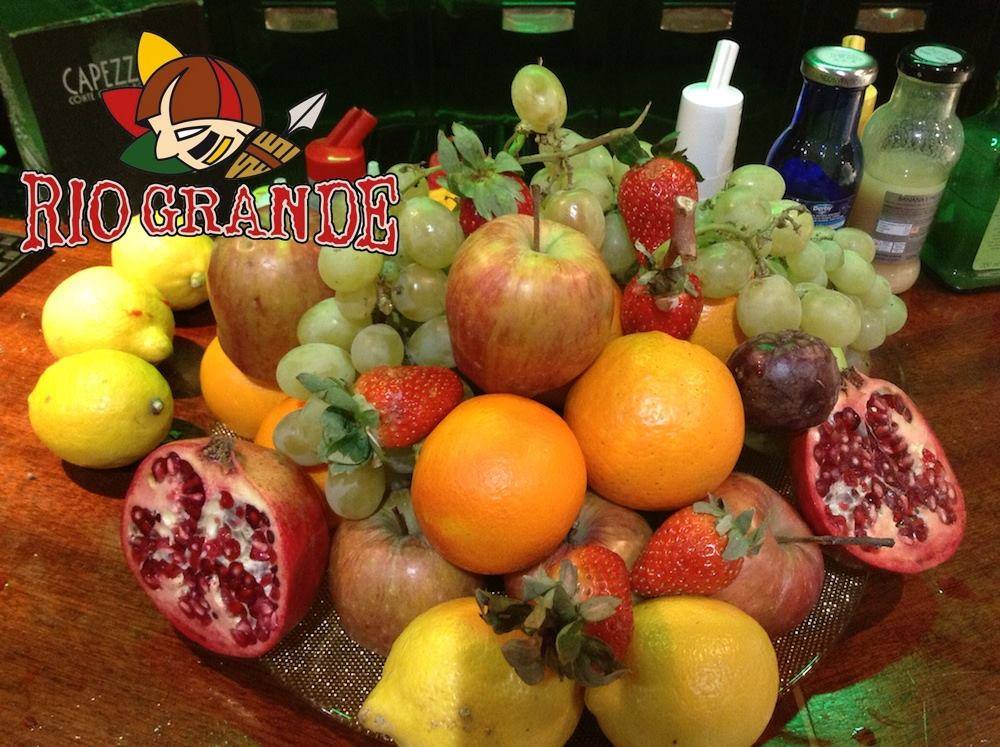 RioGrandeRistor's tweet photo. Qual è cocktail brasiliano che TI PIACE di più? 🇧🇷 Ogni sera i cocktail alla base di frutti esotici e non solo! 🍹🥁🌴 Perfetto con le feste con gli amici. 🎉 PRENOTA ORA tramite l'APP RIO GRANDE PER RACCOGLIERE ANCHE I PUNTI: https://t.co/yIHEviTmeL. https://t.co/GPE9JrwZVv
